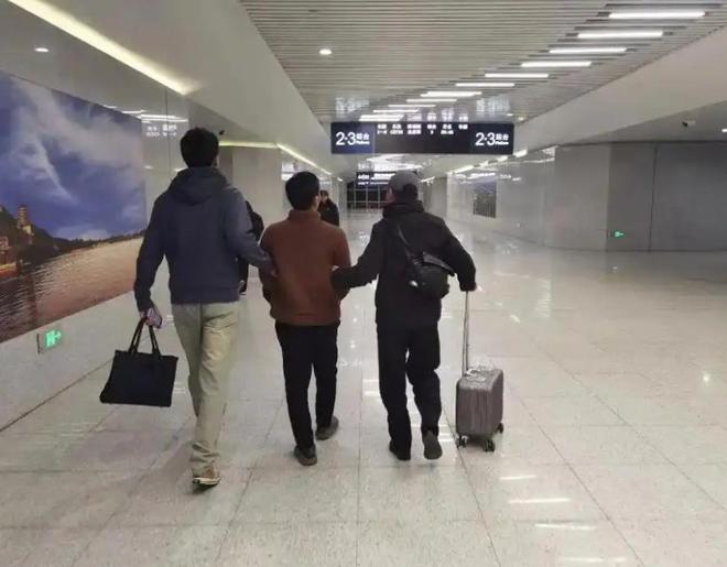厕糖浆布满霉斑央视起底曝光很多人天天喝AG真人游戏第一品牌太恶心！原料挨旱(图13)
